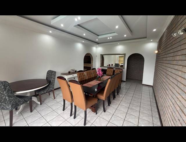 6 BEDROOM HOUSE FOR SALE IN BLACKRIDGE